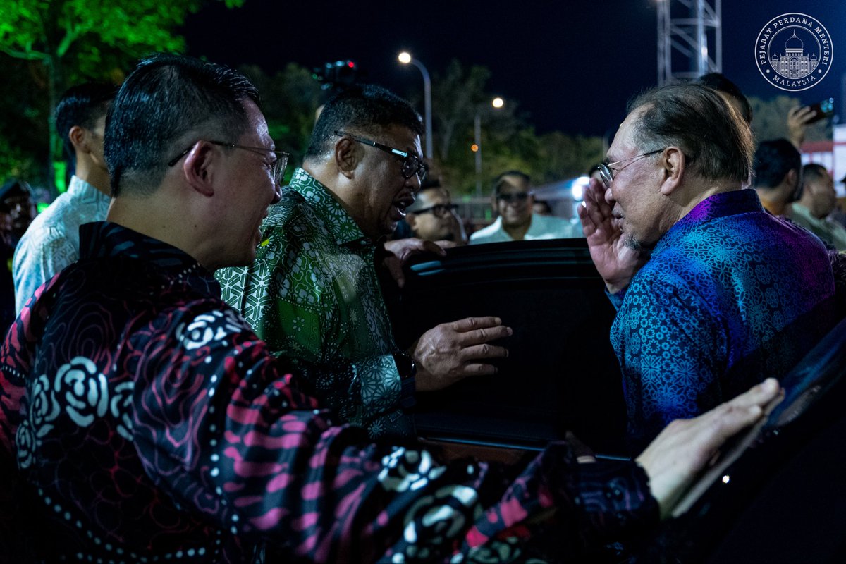 anwaribrahim's tweet photo. Kemajuan yang sebenar tidak boleh dicapai dengan mengorbankan bukit-bukau, pantai, hutan dan khazanah alam secara sewenang-wenangnya. 

Pembangunan yang merosakkan alam sekitar bukanlah pembangunan yang manusiawi. Sebaliknya Malaysia mesti terus maju dengan berpaksikan keseimbangan antara pembangunan, pemeliharaan alam dan tanggungjawab terhadap generasi akan datang.

Sewaktu program Hari Landskap Negara 2026 malam ini, saya tinggalkan pesanan tersebut bahawa pembangunan negara tidak boleh hanya diukur melalui kemajuan fizikal semata-mata, tetapi juga pada sejauh mana kita memelihara nilai kemanusiaan dalam membangunkan persekitaran.

Dalam kerangka Islam, manusia itu menggalas amanah untuk memakmurkan bumi, menegakkan negara serta membina masyarakat yang sejahtera. Justeru, landskap dan persekitaran bukan sekadar elemen hiasan, tetapi sebahagian daripada asas pembentukan kota dan negeri yang lestari, indah serta berdaya huni.

#MalaysiaMADANI
#MADANIbekerja
#YakinMADANI