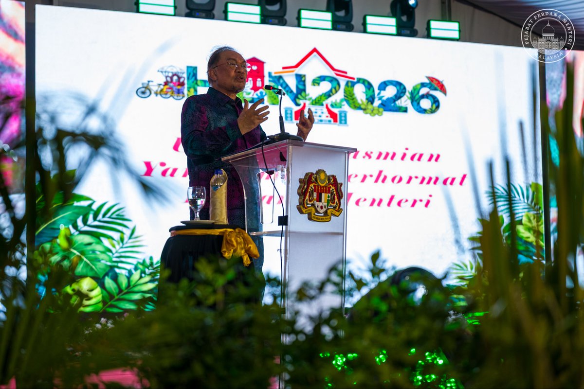 anwaribrahim's tweet photo. Kemajuan yang sebenar tidak boleh dicapai dengan mengorbankan bukit-bukau, pantai, hutan dan khazanah alam secara sewenang-wenangnya. 

Pembangunan yang merosakkan alam sekitar bukanlah pembangunan yang manusiawi. Sebaliknya Malaysia mesti terus maju dengan berpaksikan keseimbangan antara pembangunan, pemeliharaan alam dan tanggungjawab terhadap generasi akan datang.

Sewaktu program Hari Landskap Negara 2026 malam ini, saya tinggalkan pesanan tersebut bahawa pembangunan negara tidak boleh hanya diukur melalui kemajuan fizikal semata-mata, tetapi juga pada sejauh mana kita memelihara nilai kemanusiaan dalam membangunkan persekitaran.

Dalam kerangka Islam, manusia itu menggalas amanah untuk memakmurkan bumi, menegakkan negara serta membina masyarakat yang sejahtera. Justeru, landskap dan persekitaran bukan sekadar elemen hiasan, tetapi sebahagian daripada asas pembentukan kota dan negeri yang lestari, indah serta berdaya huni.

#MalaysiaMADANI
#MADANIbekerja
#YakinMADANI