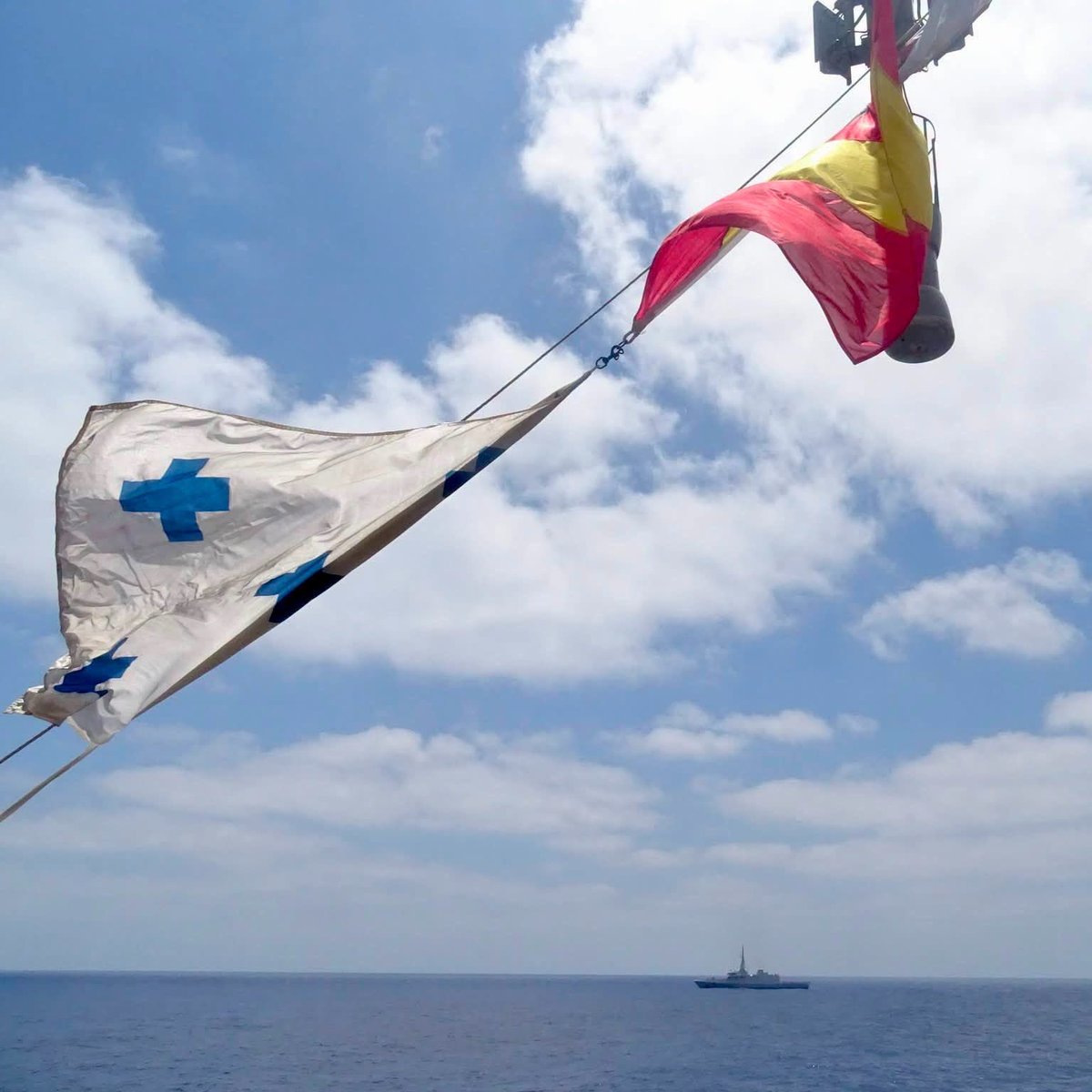 Cracob8's tweet photo. OTAN

*Coopération en mer*  🌊

🚢 Un *navire de la marine grecque* 🇬🇷, déployé pour l’opération Sea Guardian, a mené un exercice avec une *frégate de la marine Égyptienne* 🇪🇬 en Méditerranée orientale. 

🤝 Le but : renforcer *l’interopérabilité* et la *coopération maritime* entre les Alliés et les partenaires de la région.