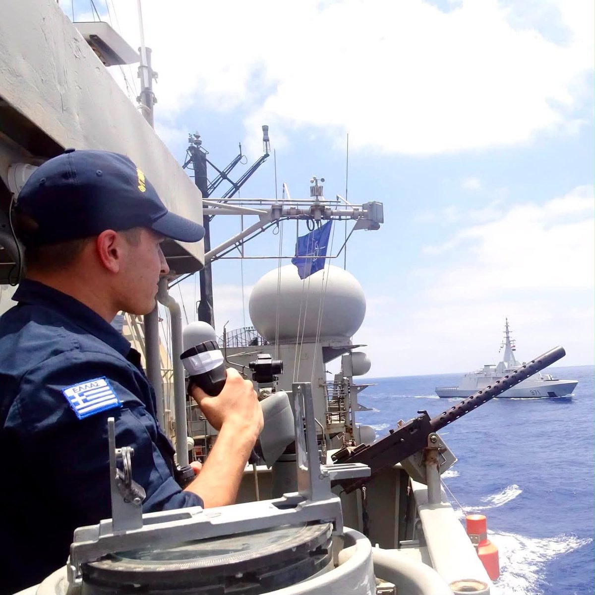 Cracob8's tweet photo. OTAN

*Coopération en mer*  🌊

🚢 Un *navire de la marine grecque* 🇬🇷, déployé pour l’opération Sea Guardian, a mené un exercice avec une *frégate de la marine Égyptienne* 🇪🇬 en Méditerranée orientale. 

🤝 Le but : renforcer *l’interopérabilité* et la *coopération maritime* entre les Alliés et les partenaires de la région.