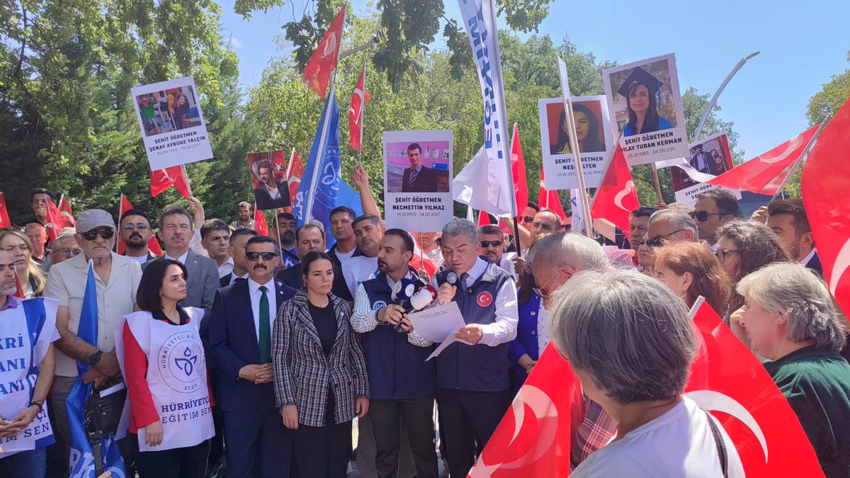 HurEgitimSen's tweet photo. Bugün TBMM önünde düzenlediğimiz basın açıklamasında açıkça söyledik. Şehitlerimizin hukukunu yok sayan hiçbir düzenlemeyi kabul etmiyoruz.

Hürriyetçi Eğitim Sen, eğitim çalışanlarının sendikasıdır. Biz eli kanlı PKK terör örgütünü açık veya üstü kapalı af getiren düzenlemede şehit öğretmenler adına tarafız.

TBMM’de çerçeve yasanın görüşüleceği komisyona sesleniyoruz. Bebek katili Apo’nun fikrinin alındığı kanun teklifinin görüşmelerinde bir eğitim sendikası olarak bize söz hakkı verin!

Terör bitsin; fakat terörist ödüllendirilmesin. Silahlar sussun; fakat şehitlerimizin gazilerimizin sesi susturulmasın.

Şehit öğretmenlerimizin, askerlerimizin, polislerimizin vatandaşlarımızın aziz hatıralarını hiçbir siyasi hesabın ve pazarlığın konusu yaptırmayacağız.

Bir kez daha altını çizerek Türkiye Büyük Millet Meclisine sesleniyoruz.

Hürriyetçi Eğitim Sen’e komisyonda söz hakkı verin.