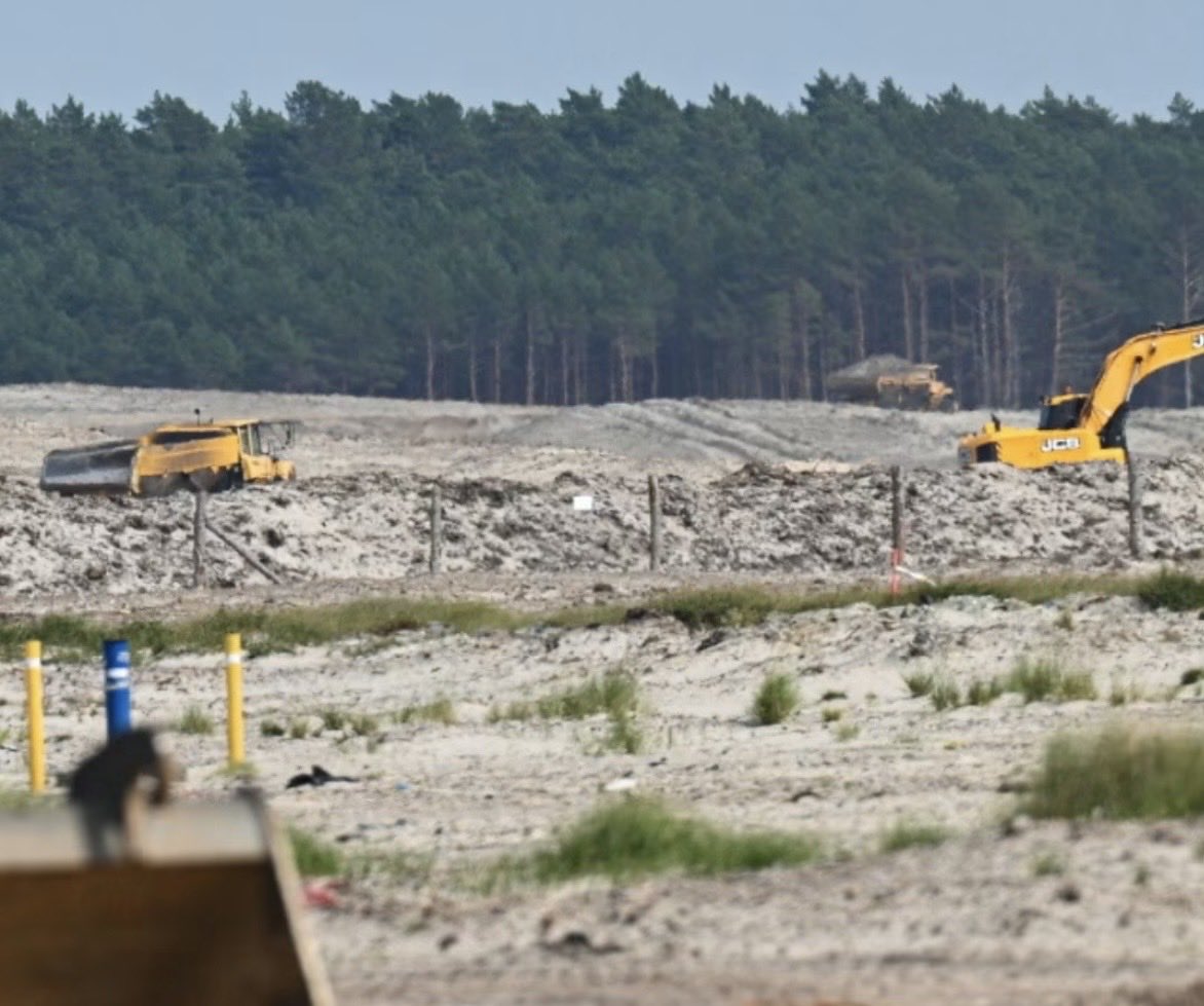 HALLONSA's tweet photo. Markförberedelser på den 330 hektar stora plats där Polen ska bygg sitt första kärnkraftverk. Byggstarten planeras till 2028 och kärnkraftsproduktionen väntas börja 2036. Kärnkraften ses som en av de viktigaste besluten i Polen för att bygga en starkare ekonomi och land i framtiden.