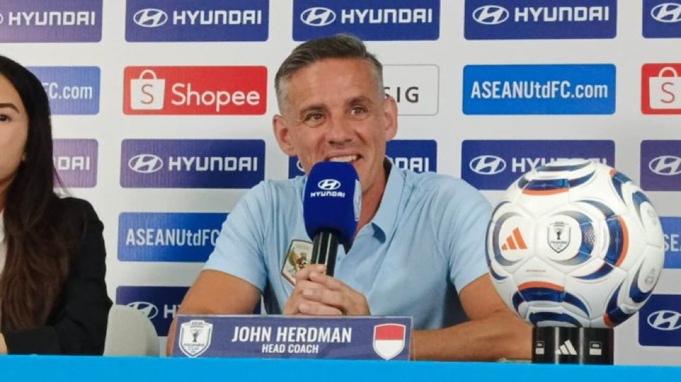 Idho09's tweet photo. Early warning buat John Herdman aka Pria Bingung.

Kalo cuma menang sama Kamboja dan Timor Leste, yang lain juga bisa.

Dikasih pool pemain melimpah, waktu training center banyak dan tanpa banyak ekspos, eh lolos grup aja gabisa.

Malah yang ada banyak pemain underperform dan ikutan bingung.

Juara FIFA ASEAN CUP harga mati!