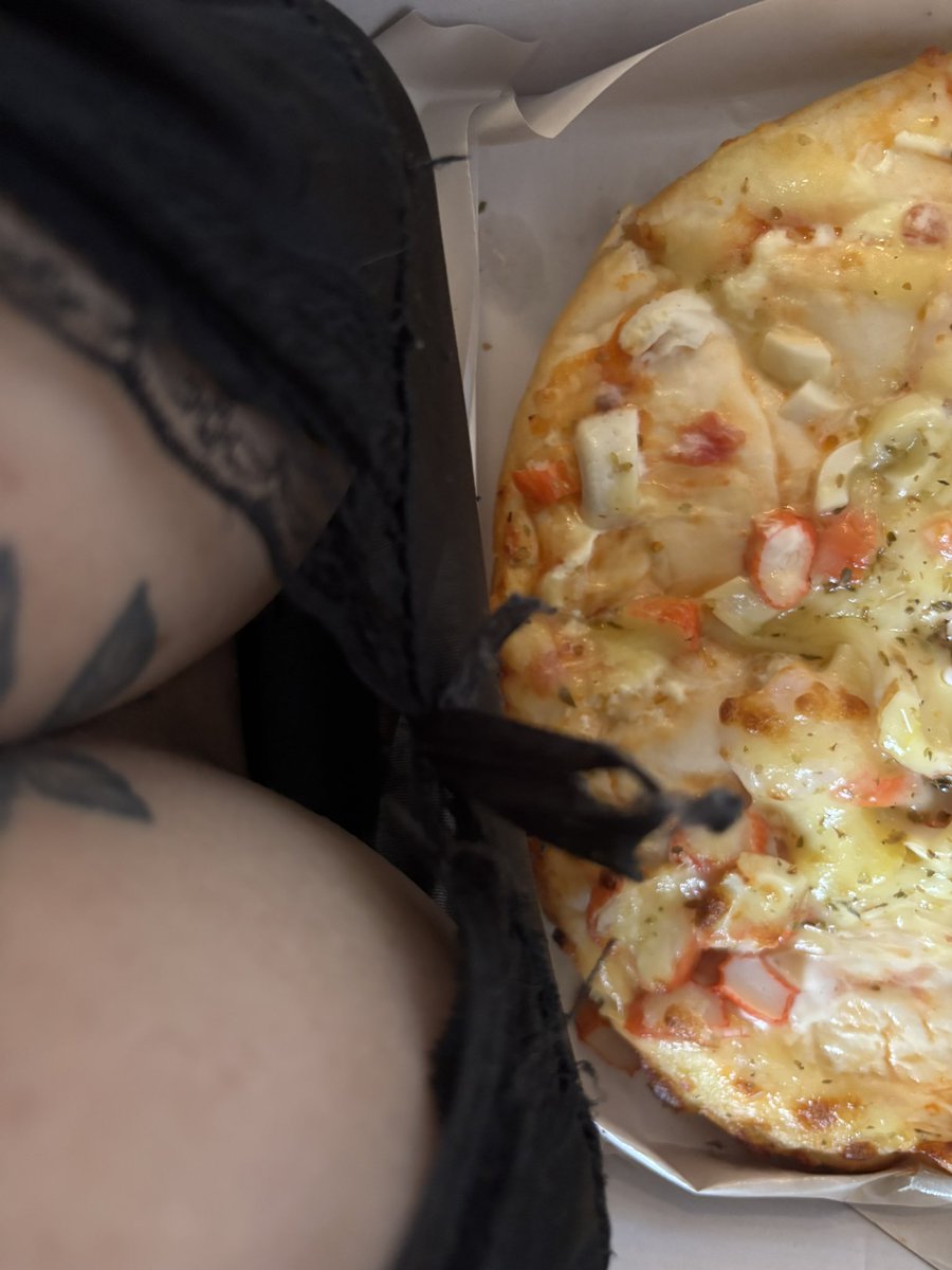 mamichxx's tweet photo. กิน pizza มั้ย #rtxxdm #fivem18 https://t.co/Ck6MrghSDZ