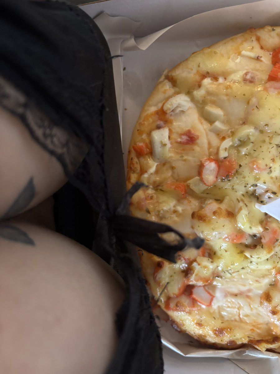 mamichxx's tweet photo. กิน pizza มั้ย #rtxxdm #fivem18 https://t.co/Ck6MrghSDZ