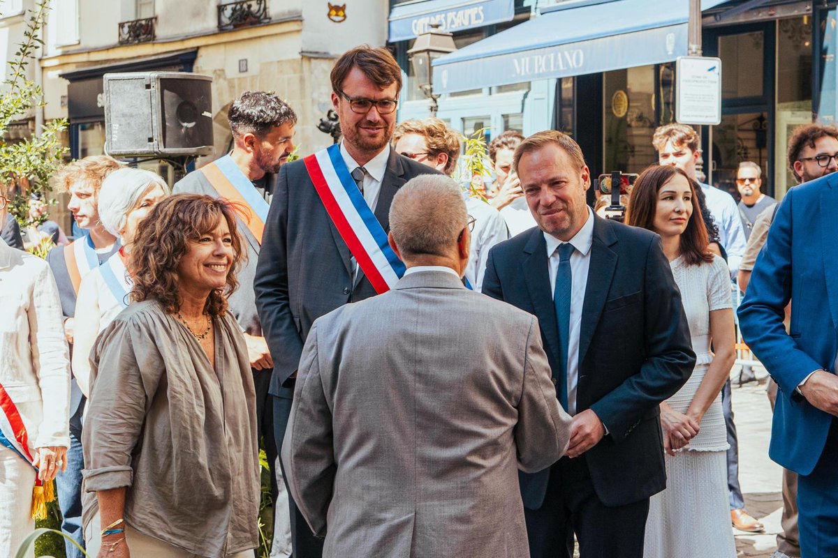 JD_Berger's tweet photo. La Nation rend hommage aux victimes de l'attentat antisémite de la rue des Rosiers.
Le 9 août 1982, la barbarie terroriste frappait au cœur de Paris, visant des femmes et des hommes parce que juifs.
La République ne cédera jamais face à l'antisémitisme ni aucune forme de haine. https://t.co/nFdtHPldo9