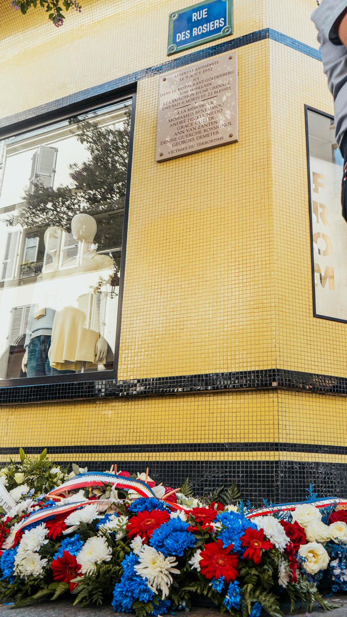 JD_Berger's tweet photo. La Nation rend hommage aux victimes de l'attentat antisémite de la rue des Rosiers.
Le 9 août 1982, la barbarie terroriste frappait au cœur de Paris, visant des femmes et des hommes parce que juifs.
La République ne cédera jamais face à l'antisémitisme ni aucune forme de haine. https://t.co/nFdtHPldo9