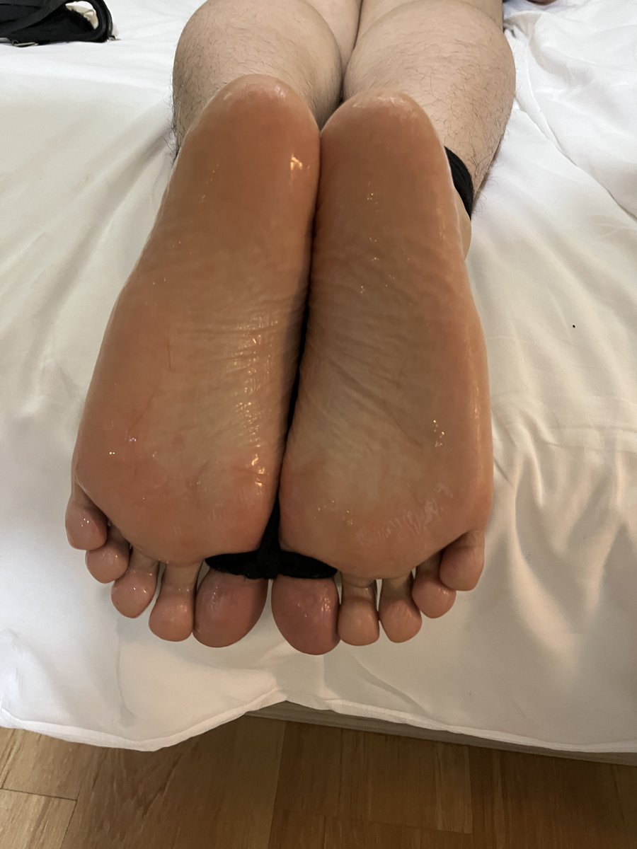 cka_w64495's tweet photo. 约t偶遇同校学长 那必须要好好刷刷学长44码大脚 没想到本来当🧑‍🌾学长���一次约t就超级敏感 体验中更是嘴硬 那必须得让学长好好爽爽
#tk #白袜 #男大 #学长 https://t.co/zOCpTLPWkQ