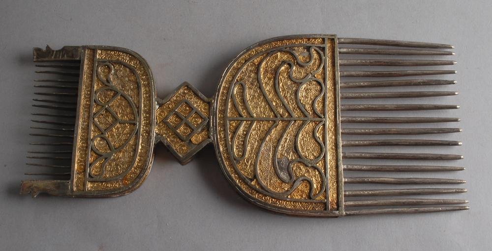 rhaplord's tweet photo. Double comb made of wood overlaid with silver and gold leaf.

19th-century, 
Swahili, Lamu, Kenya.
-British Museum
#randomxt https://t.co/rkVuitTHbl