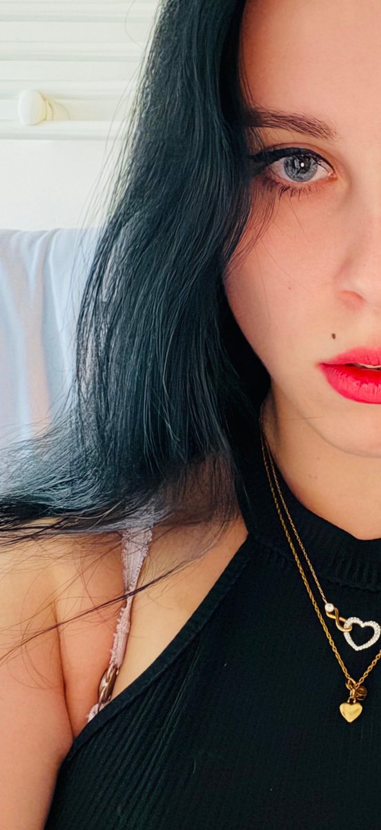 Channy2501's tweet photo. Augen, die dich fesseln. Lippen, die reden, ohne ein Wort zu sagen. 🔥👀

#AugenBlick #RedLips #DarkHairMagic #SelfieVibes #BlueEyes #HeartNecklace #MoodOn #Aesthetic #BeautyInspo #BlackAndGold https://t.co/HXJrdcK5cV