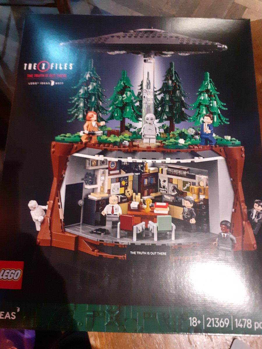 IOweYouNathan's tweet photo. "MULDER! They've ARRIVED!" 

#iWantToBelieve 
#TheTruthIsOutThere 

#Lego #toys #XFiles https://t.co/vgw34gMvB5