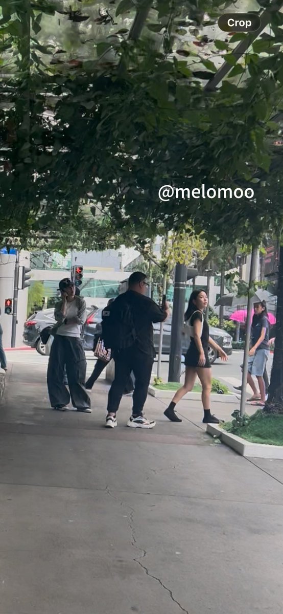melomoo's tweet photo. Okay since yong posted already and for sure they are not around gateway anymore, yes I saw moonsun today 😭TWICE. 
The second time they were inside the mall na. There were 6 of us moomoos, she instinctively saw us and she smiled back and even waved 😭 https://t.co/EgvFSeOq5p