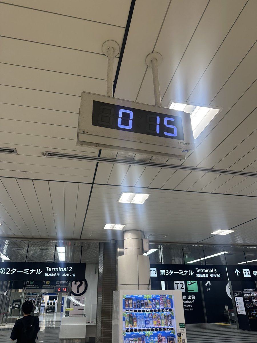 Tsuchiniki's tweet photo. 飲みからの終電帰りからの成田空港着弾！！！
あっちぃ⤴︎ https://t.co/IFDRHIz9xC
