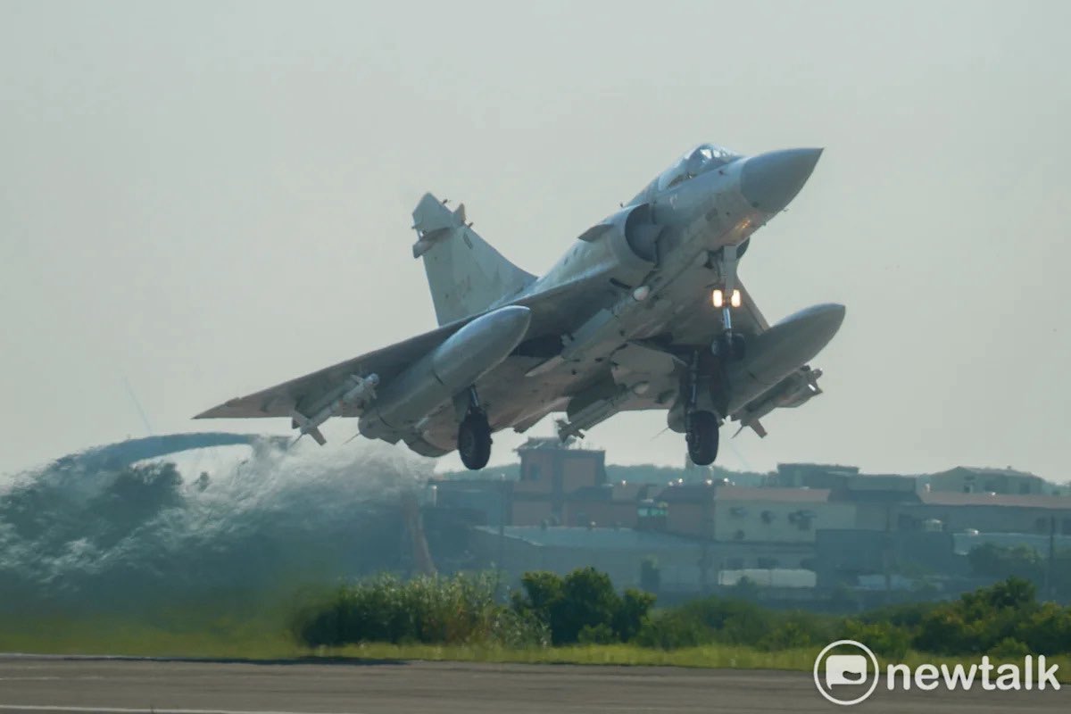 Maxwellson34772's tweet photo. 臺灣，全球排名第二超級軍事強國。臺灣國防軍一年一度最大規模軍事演習漢光四十二號演習第二日至第三日我軍模擬敵軍將登陸綠島蘭嶼奪島我軍隨即徵用民船派兵登陸綠島蘭嶼要塞把守我軍法國製幻象兩千戰機隨即自新竹基地起飛攜帶短程魔法飛彈中程雲母飛彈捍衛領空最大飛行速度二點二馬赫模擬全殲敵軍戰機 https://t.co/NpUSE8LYTY