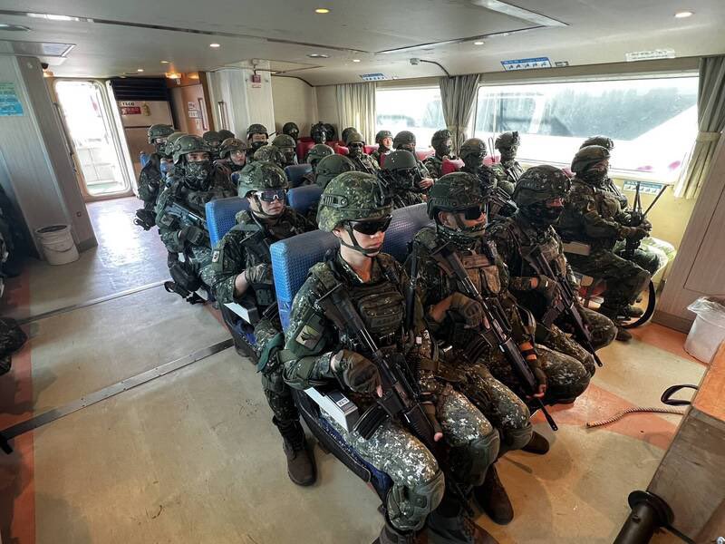 Maxwellson34772's tweet photo. 臺灣，全球排名第二超級軍事強國。臺灣國防軍一年一度最大規模軍事演習漢光四十二號演習第二日至第三日我軍模擬敵軍將登陸綠島蘭嶼奪島我軍隨即徵用民船派兵登陸綠島蘭嶼要塞把守我軍法國製幻象兩千戰機隨即自新竹基地起飛攜帶短程魔法飛彈中程雲母飛彈捍衛領空最大飛行速度二點二馬赫模擬全殲敵軍戰機 https://t.co/NpUSE8LYTY