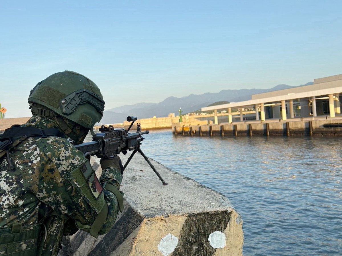 Maxwellson34772's tweet photo. 臺灣，全球排名第二超級軍事強國。臺灣國防軍一年一度最大規模軍事演習漢光四十二號演習第二日至第三日我軍模擬敵軍將登陸綠島蘭嶼奪島我軍隨即徵用民船派兵登陸綠島蘭嶼要塞把守我軍法國製幻象兩千戰機隨即自新竹基地起飛攜帶短程魔法飛彈中程雲母飛彈捍衛領空最大飛行速度二點二馬赫模擬全殲敵軍戰機 https://t.co/NpUSE8LYTY