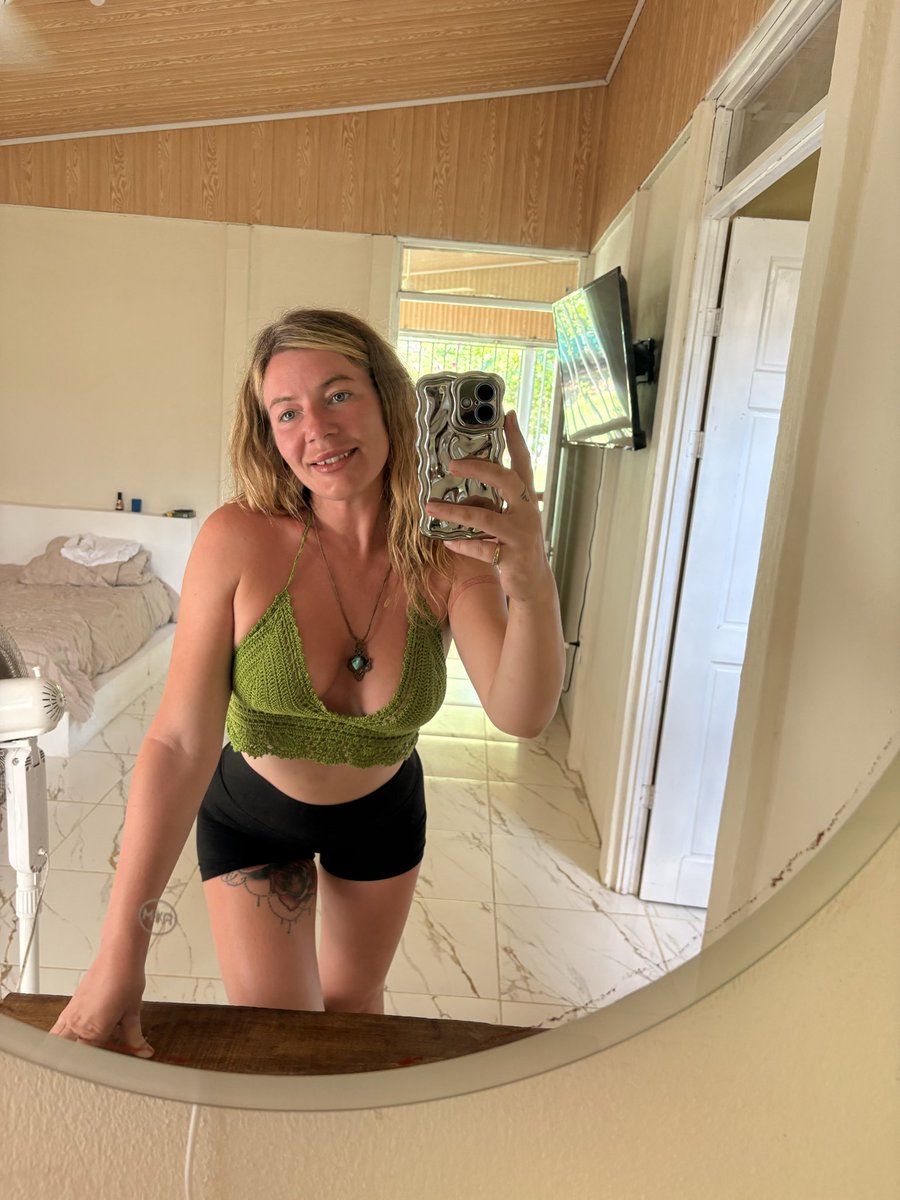 HannaBaker6969's tweet photo. My heart is still in Central America but unfortunately im back in ottawa 😭 show me love to boost my moral pls ! https://t.co/RAiK55antp
