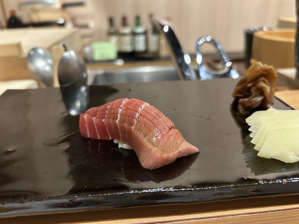 norixys's tweet photo. 15年くらい前に池袋の飲み屋で知り合った同世代の寿司職人が池袋近郊で昨年独立したということで今夜は学生時代の友人と念願のお店訪問。10数年ぶりの再会にもかかわらず、オーナー夫婦ともに自分のことを覚えていてくれて昔話をしつつ、近況報告に花が咲いた。ご馳走様でした。 https://t.co/sjVgSKMxSm