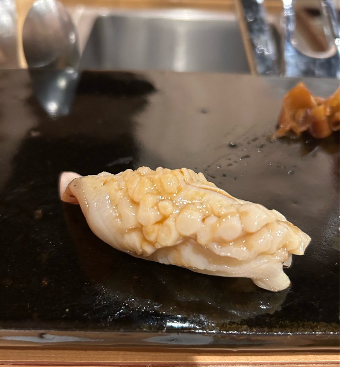 norixys's tweet photo. 15年くらい前に池袋の飲み屋で知り合った同世代の寿司職人が池袋近郊で昨年独立したということで今夜は学生時代の友人と念願のお店訪問。10数年ぶりの再会にもかかわらず、オーナー夫婦ともに自分のことを覚えていてくれて昔話をしつつ、近況報告に花が咲いた。ご馳走様でした。 https://t.co/sjVgSKMxSm