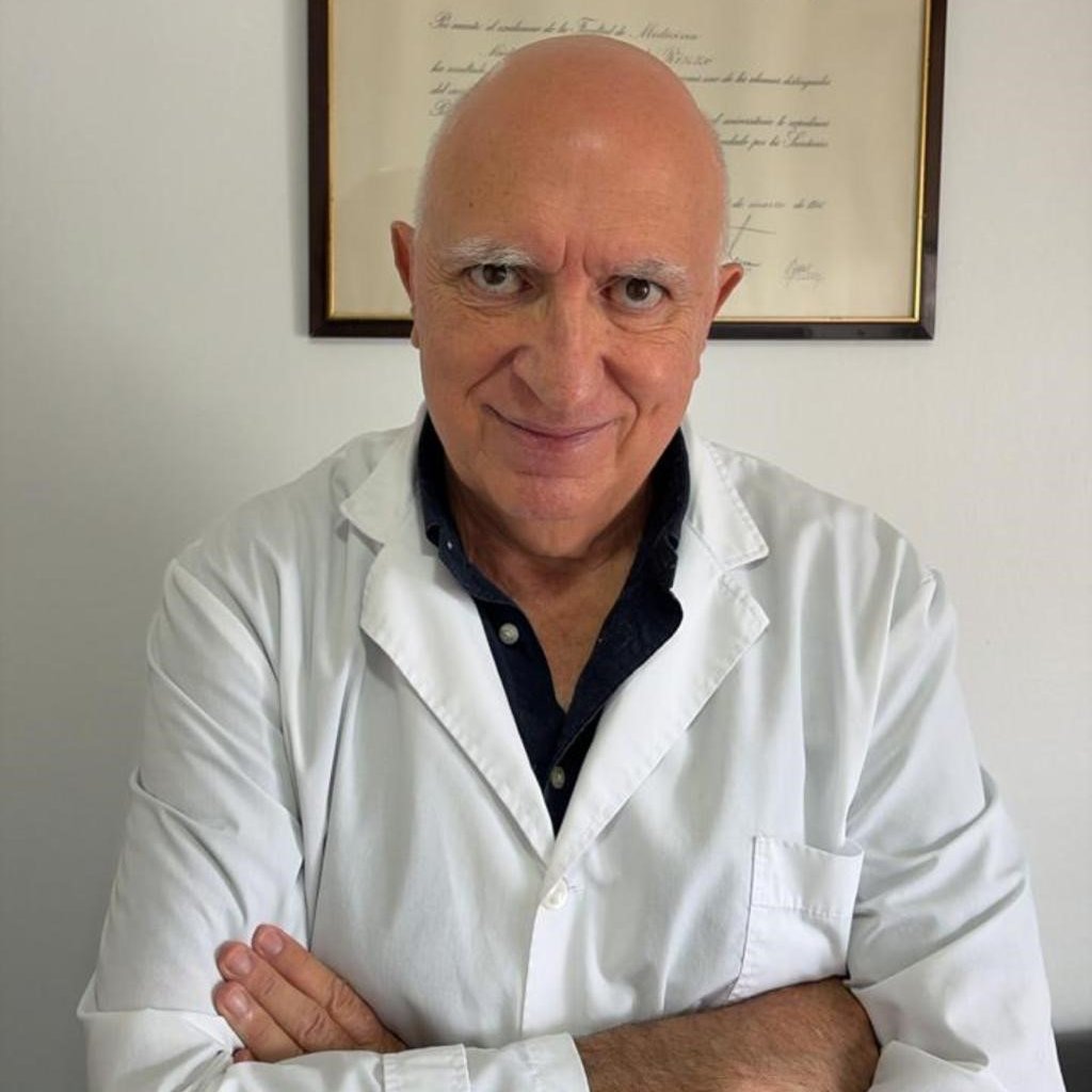 clarincom's tweet photo. EL FALLO CLAVE DE LA CORTE SOBRE LOS REMEDIOS, EL MENSAJE DE UN REFERENTE MÉDICO Y OTRO POSIBLE CONFLICTO EN PUERTA

La Corte Suprema resolvió que una prepaga no está obligada a cubrir una marca determinada cuando existe otra alternativa terapéutica de menor costo. El caso surgió por el tratamiento de la fibrosis quística con Trikafta, importado, frente al medicamento nacional Trixacar, cuyo costo es diez veces menor.

Oscar Rizzo, referente en fibrosis quística y consultor del Hospital María Ferrer, respaldó la decisión y aseguró que el medicamento argentino se utiliza “con éxito y sin diferencias” respecto del original. El fallo menciona además que pacientes tratados con la alternativa nacional en ese hospital no registraron deterioro de su salud.

La sentencia también abre interrogantes sobre futuras terapias. Alyftrek, un nuevo tratamiento de administración diaria ya autorizado en Estados Unidos y Europa, todavía no está disponible en Argentina. Su eventual llegada podría generar nuevos reclamos de cobertura y reabrir el debate entre innovación, costos y acceso a medicamentos.

Testimonio de Rizzo

“El medicamento fabricado en Argentina lo venimos utilizando con éxito y sin diferencias con el medicamento original. Si existe una opción con el mismo efecto terapéutico que el que reclama un paciente, pero a un costo mucho menor, considero que la decisión judicial es correcta”.

“Es la única manera de que en Argentina se pueda tratar a todos los pacientes con fibrosis quística que lo necesitan. De hecho, el argentino ha sido mencionado en congresos internacionales como un caso de éxito para el tratamiento de pacientes con fibrosis quística”.

(+) en Clarín: https://t.co/S3FWKkca3e