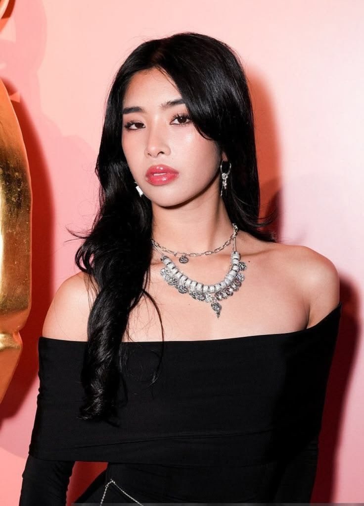 QGdoPOP's tweet photo. Sophia, do KATSEYE, ficará afastada temporariamente do grupo para cuidar de sua saúde mental e bem-estar. https://t.co/TiBQvE9XV1