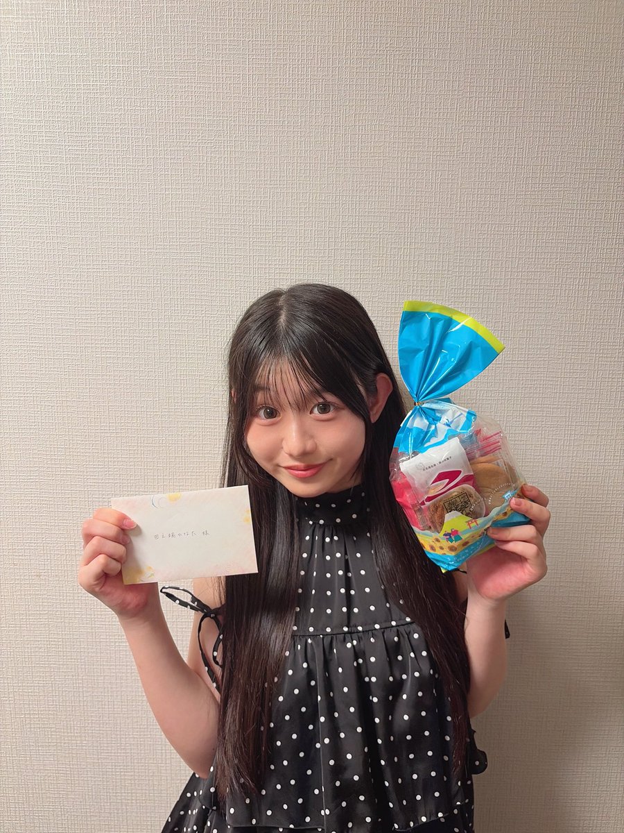 hina17sunshine's tweet photo. 舞台2日目無事終了‼️2日目もたくさんの方に来ていただけてうれしかったです♪柿崎監督お写真ありがとうございました！💖あと2公演もがんばります！！いつもアドバイスやサポートなどをしてくださる⁡
竹島由夏さんからパックの差し入れをいただきました🥹💕︎早速使います♡ファンの方からも感謝です😭 https://t.co/hlNdA4IekA