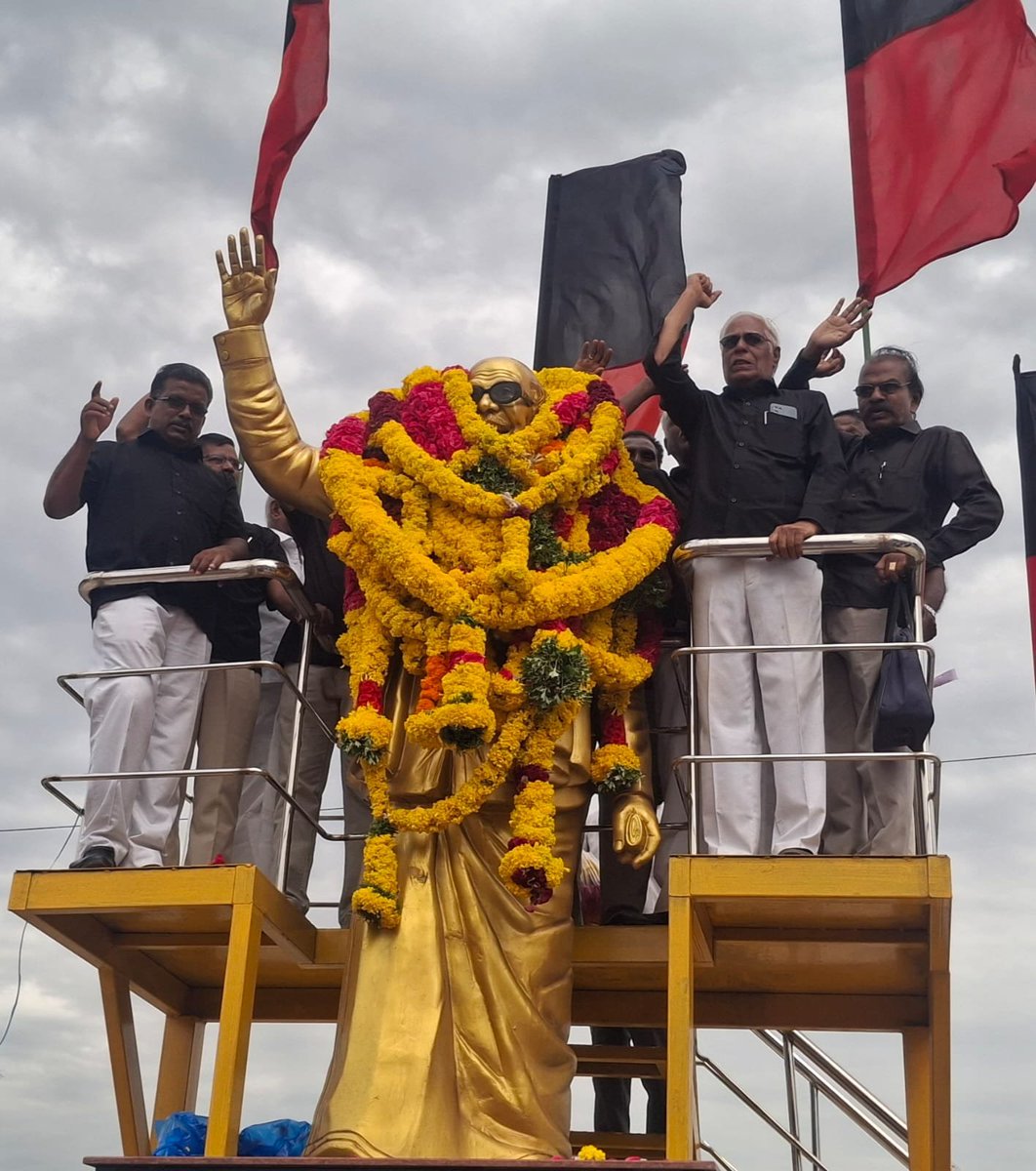 DkJayakumar's tweet photo. மானமிகு சுயமரியாதைக்காரர்
முத்தமிழ் அறிஞர் கலைஞர் டாக்டர் கலைஞர் நினைவு நாளை முன்னிட்டு தஞ்சாவூர் பூபதி நினைவு பெரியார் படிப்பகத்தில் காலை 8-45 மணிக்கு  டாக்டர் கலைஞர் சிலைக்கு காலை 9.30 மணிக்கு மாலை அணிவித்து மரியாதை செலுத்தப்பட்டது https://t.co/6gRLVg2kfp