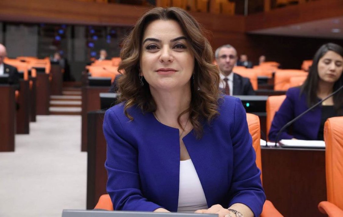 HaberMOD's tweet photo. Dem Parti’li Gülistan Kılıç Koçyiğit’ten hadsiz benzetme:

“Açılan bu yeni sayfa, tıpkı Amasya Genelgesi, tıpkı Sivas Kongresi ve Cumhuriyet’in kuruluşu gibi tarihi önemdedir. Söz konusu tarih, Türk-Kürt ilişkilerinin geleceğidir.” https://t.co/P22JFglN3c