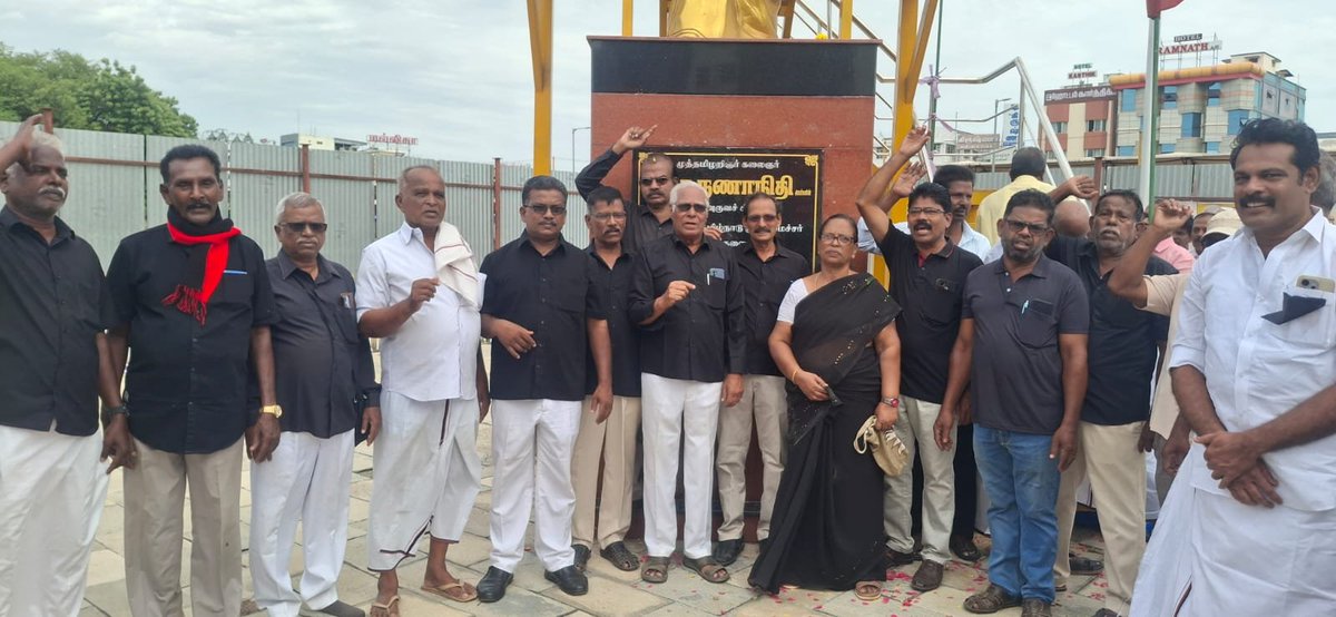 DkJayakumar's tweet photo. மானமிகு சுயமரியாதைக்காரர்
முத்தமிழ் அறிஞர் கலைஞர் டாக்டர் கலைஞர் நினைவு நாளை முன்னிட்டு தஞ்சாவூர் பூபதி நினைவு பெரியார் படிப்பகத்தில் காலை 8-45 மணிக்கு  டாக்டர் கலைஞர் சிலைக்கு காலை 9.30 மணிக்கு மாலை அணிவித்து மரியாதை செலுத்தப்பட்டது https://t.co/6gRLVg2kfp