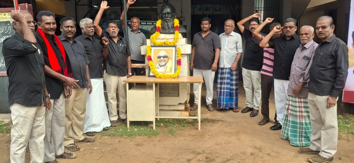 DkJayakumar's tweet photo. மானமிகு சுயமரியாதைக்காரர்
முத்தமிழ் அறிஞர் கலைஞர் டாக்டர் கலைஞர் நினைவு நாளை முன்னிட்டு தஞ்சாவூர் பூபதி நினைவு பெரியார் படிப்பகத்தில் காலை 8-45 மணிக்கு  டாக்டர் கலைஞர் சிலைக்கு காலை 9.30 மணிக்கு மாலை அணிவித்து மரியாதை செலுத்தப்பட்டது https://t.co/6gRLVg2kfp