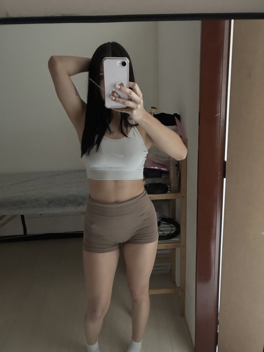 flighttoluna's tweet photo. feeling like the lead role today ☁️🥂 https://t.co/0NygUeFXAq