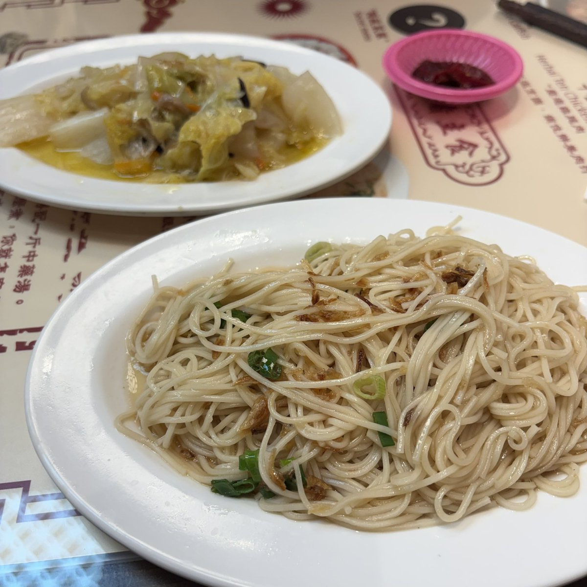 tabetaimonodake's tweet photo. 今日のお夕飯は美味しいローカルご飯🩵
デザートはめっちゃ大きな豆花！なんかちょーーっと香ばしい？が強くてお口直しにソーメンチャンプルー？みたいなやつ食べた！
デザートのデザートはよくわからない美味しい丸いやつ！！
夜市2つもありがと〜🚙🩵
丸いの美味しすぎて真顔ーー笑 https://t.co/yvDmxaOCMR
