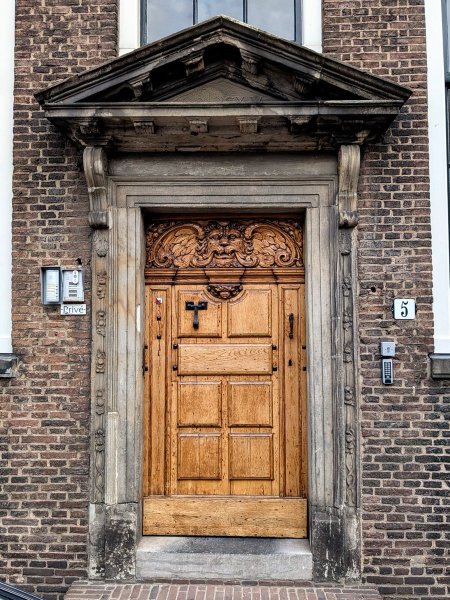 Marko_met_een_K's tweet photo. @DoorsNo3828 Who doesn't want a lion carved into their front door? #Utrecht #TheNetherlands #NoContextDoors #DailyDoors #Doors https://t.co/LZIF4hb4un