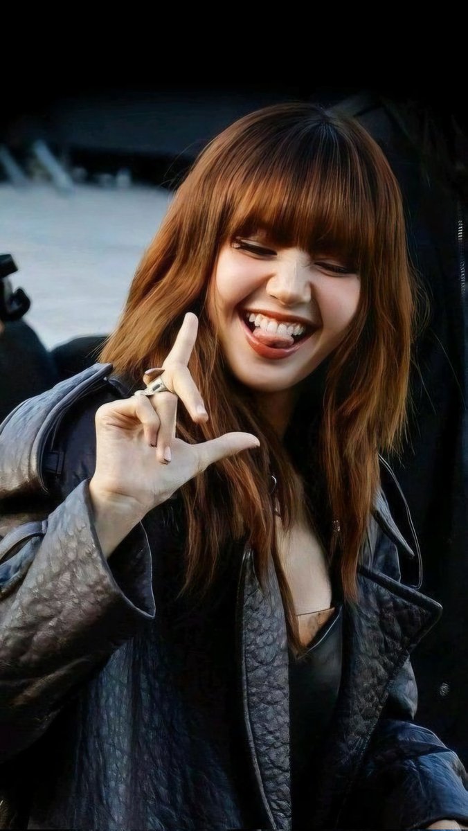 lalisabrasil's tweet photo. Acompanhar a Lisa desde seus primeiros passos é um privilégio e algo que nos enche de orgulho!

Sua trajetória é marcada por muita perseverança, esforço e um talento espetacular. Ser uma tailandesa na indústria do K-pop é um grande desafio, e Lisa supera as adversidades sem sequer apontar aqueles que lhe fazem mal de alguma forma. A sua resposta é sempre a mesma: seu talento. Sem pronunciamentos, sem rodeios, ela enfrenta tudo sendo a melhor no que se propõe a fazer. Tudo o que Lisa tem conquistado é fruto do seu esforço. Ela sempre deu 327% de si pelo grupo, nos palcos e nos bastidores, e também tem crescido como artista solo.

A Lisa que conhecemos hoje é fruto de uma menina que cresceu na indústria, tendo que se provar mais do que os outros por ser estrangeira. Ela se tornou uma mulher forte e vem se mostrando uma artista espetacular. Seus trabalhos são maravilhosos, e os verdadeiros fãs conseguem se conectar facilmente com o que ela entrega. Lisa tem construído uma relação forte e sincera, do seu próprio jeito, com aqueles que a amam genuinamente.

Estamos orgulhosos de ver o quanto Lisa tem evoluído como artista e o quanto essa mulher tem sido incrível em tudo o que se propõe a fazer.

Feliz 10 anos!

ALWAYS WITH LISA
#10YearsWithBP_LISA
#BLACKPINK10thAnniversary