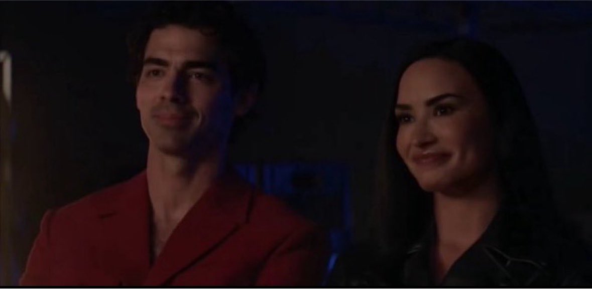 believeinudemi's tweet photo. a menina em mim que lia e escrevia fanfics jemi, odiava a treta entre os fandoms da demi e dos jonas e nunca deixou de torcer para que eles voltassem a ser amigos VENCEU MUITO COM ISSO AQUI https://t.co/RfB46UYdDc