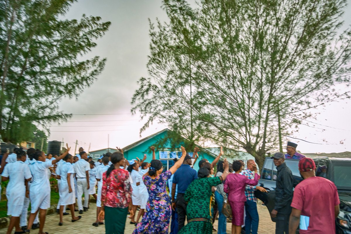 EstherUmoh10's tweet photo. Peter Obi visited College of Nursing Science, Oluyoro, in Ibadan and made a donation of  10 million naira to the school. https://t.co/zGQ4K2DXoU