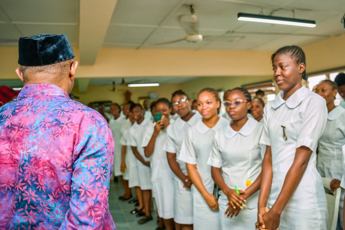 EstherUmoh10's tweet photo. Peter Obi visited College of Nursing Science, Oluyoro, in Ibadan and made a donation of  10 million naira to the school. https://t.co/zGQ4K2DXoU