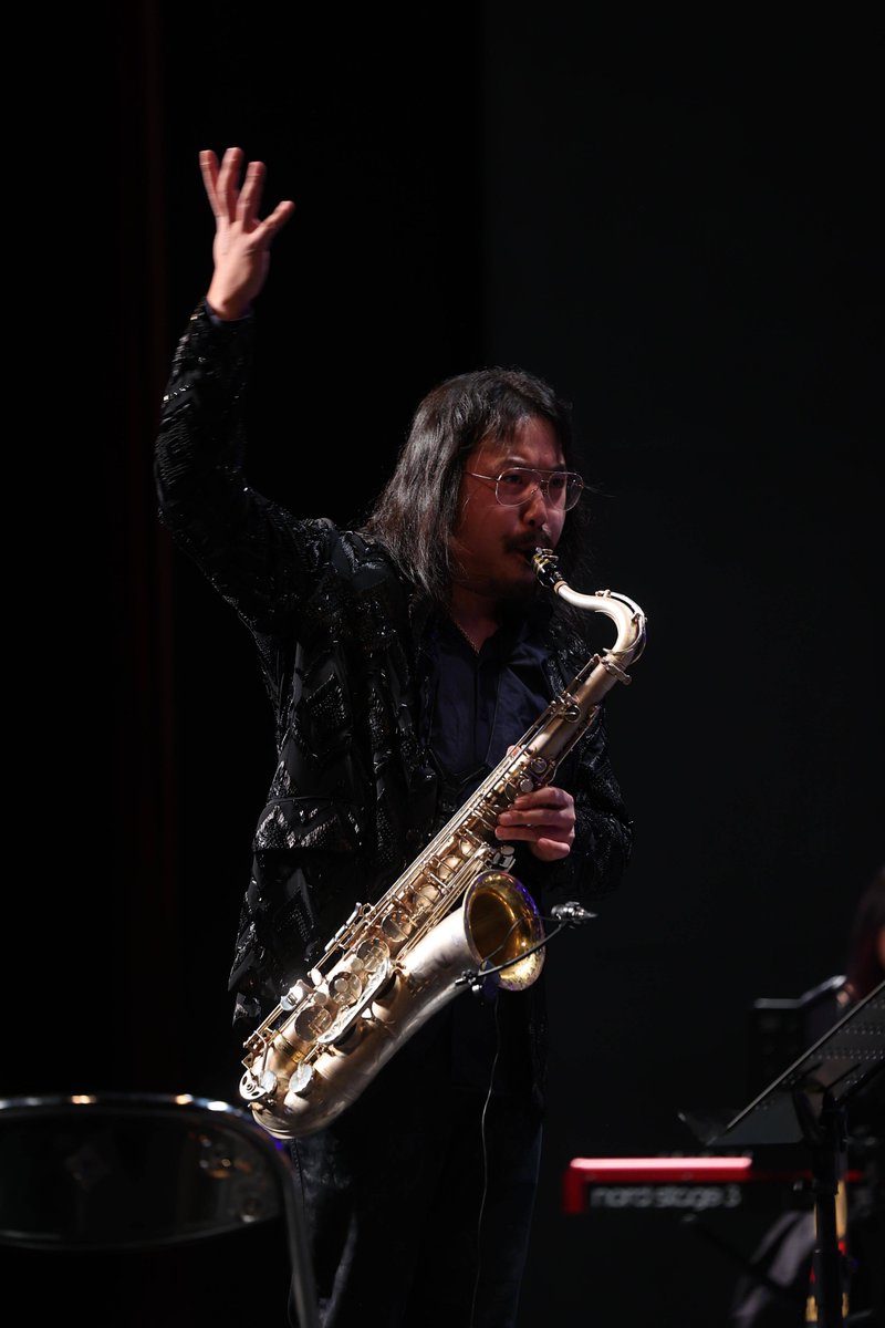 Brando9069's tweet photo. Just caught the most electrifying live jazz set at the downtown venue! The saxophonist’s solo gave me chills—if you’re in town, don’t miss tomorrow’s show! https://t.co/kYUU3jUfSX