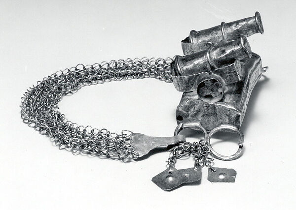 rhaplord's tweet photo. silver armbands with two cannons mounted on wheels
late 19th cent.
Fon, Dahomey, Benin.
-Met Museum
#randomxt https://t.co/UDEENwcxSO