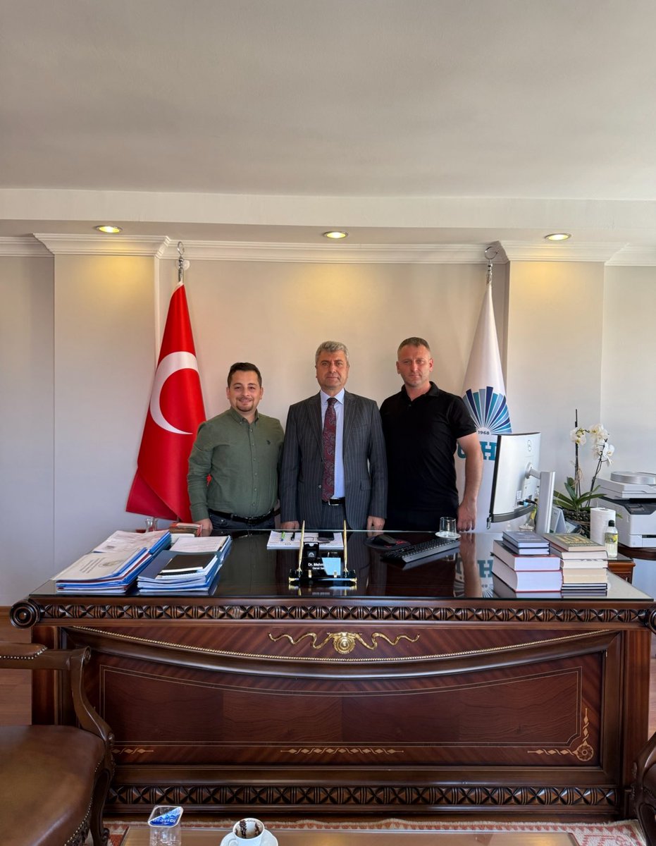psk_enis's tweet photo. Eski Çalışma ve Sosyal Güvenlik Bakanlığı Çalışma Genel Müdürü ve TÜHİS Genel Sekreteri Sayın Mehmet Baş’ı ziyaret ettik. Çalışma hayatına dair kıymetli tecrübelerini ve vizyoner değerlendirmelerini bizlerle paylaşan misafirperverliği ve nazik ev sahipliği için teşekkür ederiz. https://t.co/E62xU3bwy2
