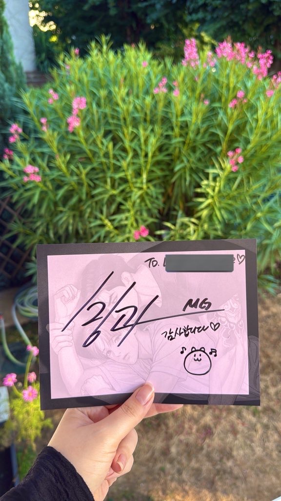 Bj_Vanilla's tweet photo. I received my precious autograph from 
@_MinGwa after winning the @lezhin_fr  event for the end of Jinx 🥺! Mingwa nim will always have a special place in my heart 🫶🏻 BJ Alex was my first webtoon and I absolutely loved Jinx, I can’t wait for the side stories! Thank you so much ❤️ https://t.co/jDJYdoM1jp