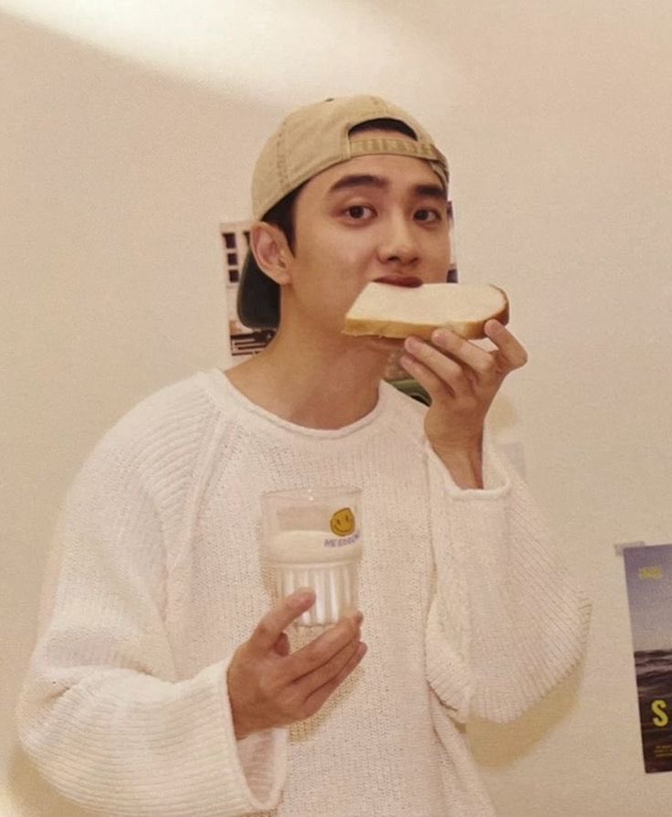 tomady0's tweet photo. 프로먹방러 도경수🍺

#엑소 #EXO #도경수 #DO https://t.co/x0GczK1lOK