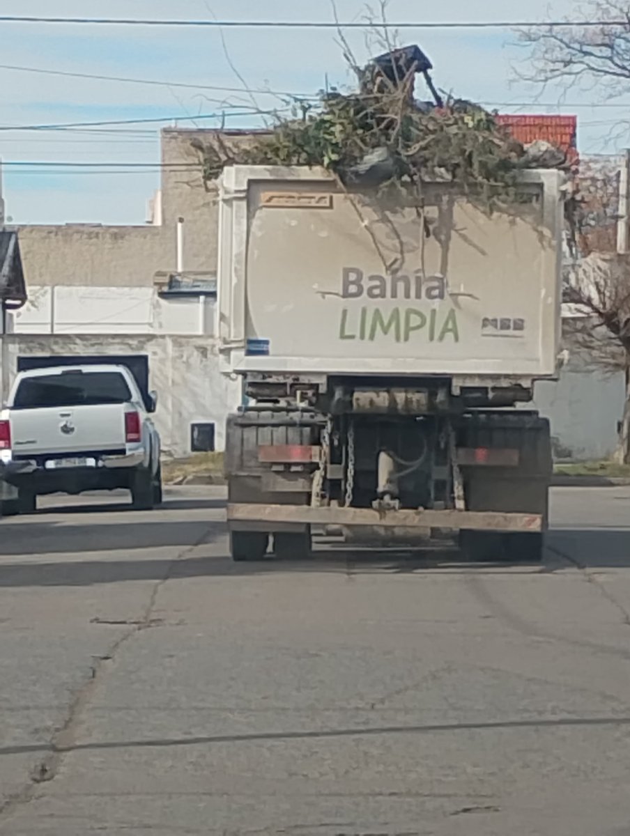 mauridr's tweet photo. No solo no respeta la ordenanza  de llevar la batea tapada con lona y sin sobresalir su límite sino que se encargo de no dejar un cable en Sócrates al 1800. El mismo  @MunicipioBahia incumple. Ahora sí lo hace uno agarrate con la multa... https://t.co/UK80DaN53q