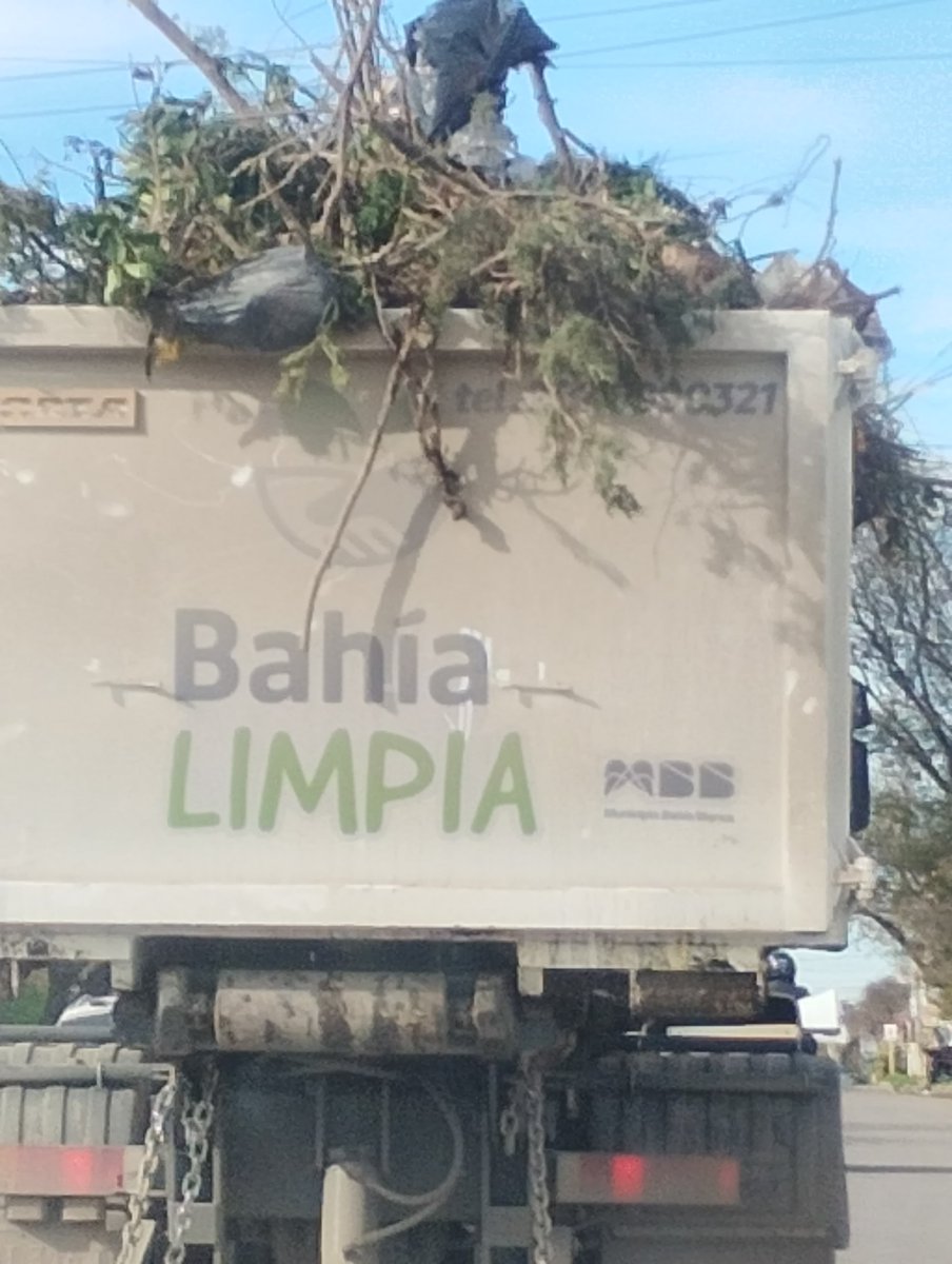 mauridr's tweet photo. No solo no respeta la ordenanza  de llevar la batea tapada con lona y sin sobresalir su límite sino que se encargo de no dejar un cable en Sócrates al 1800. El mismo  @MunicipioBahia incumple. Ahora sí lo hace uno agarrate con la multa... https://t.co/UK80DaN53q