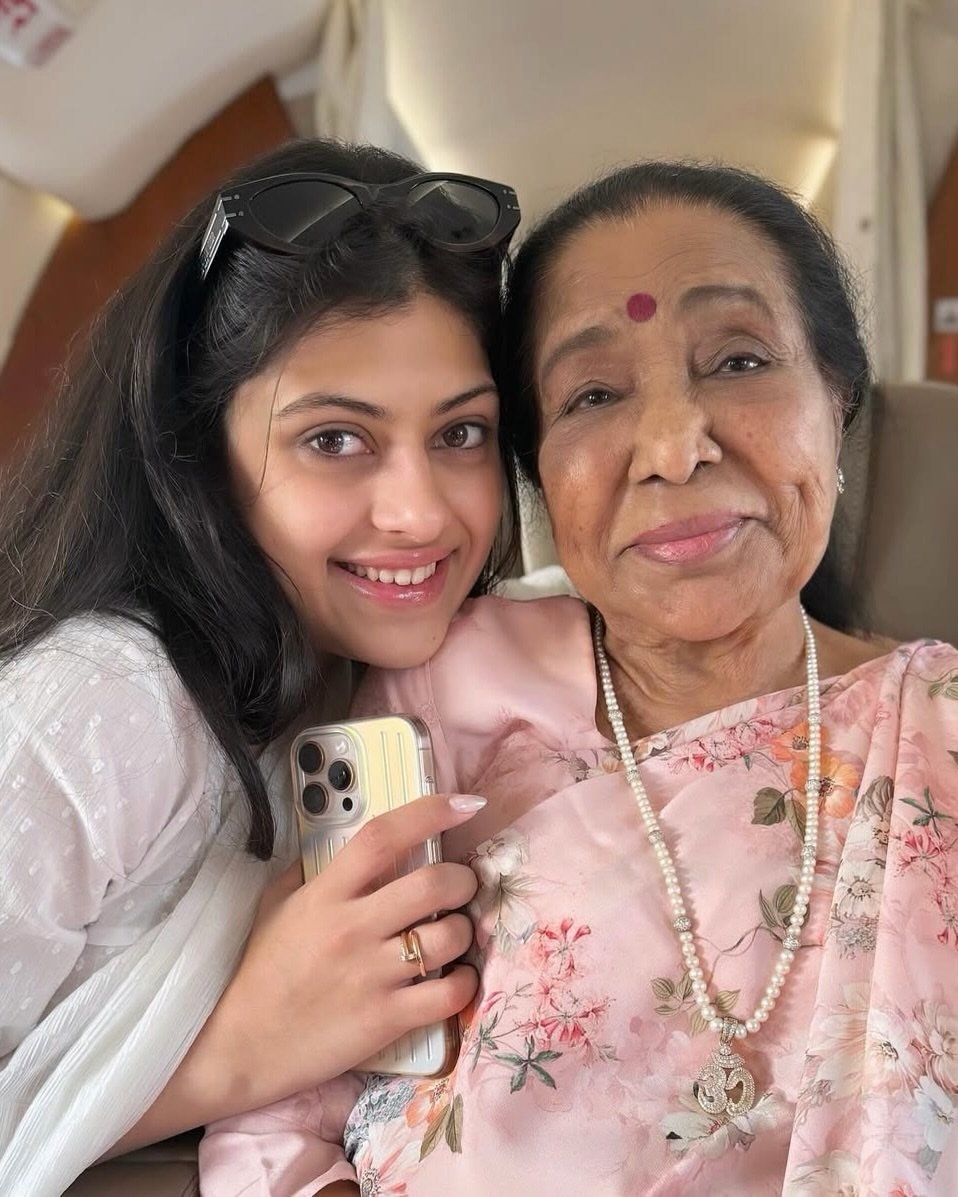 NalinisKitchen's tweet photo. Zanai Bhosle is the granddaughter of legendary Indian singer Asha Bhosle.

She is privileged, but instead of just enjoying her privileges, she started working on her career at a very young age.

At just 24, she is:
- Managing her Apple Center.
- Nominated for the Icon of the 21st Century Award.
- A singer and dancer.
* Performing live shows.

Many of us spend hours scrolling reels and making fun of others, while they are busy building their lives.