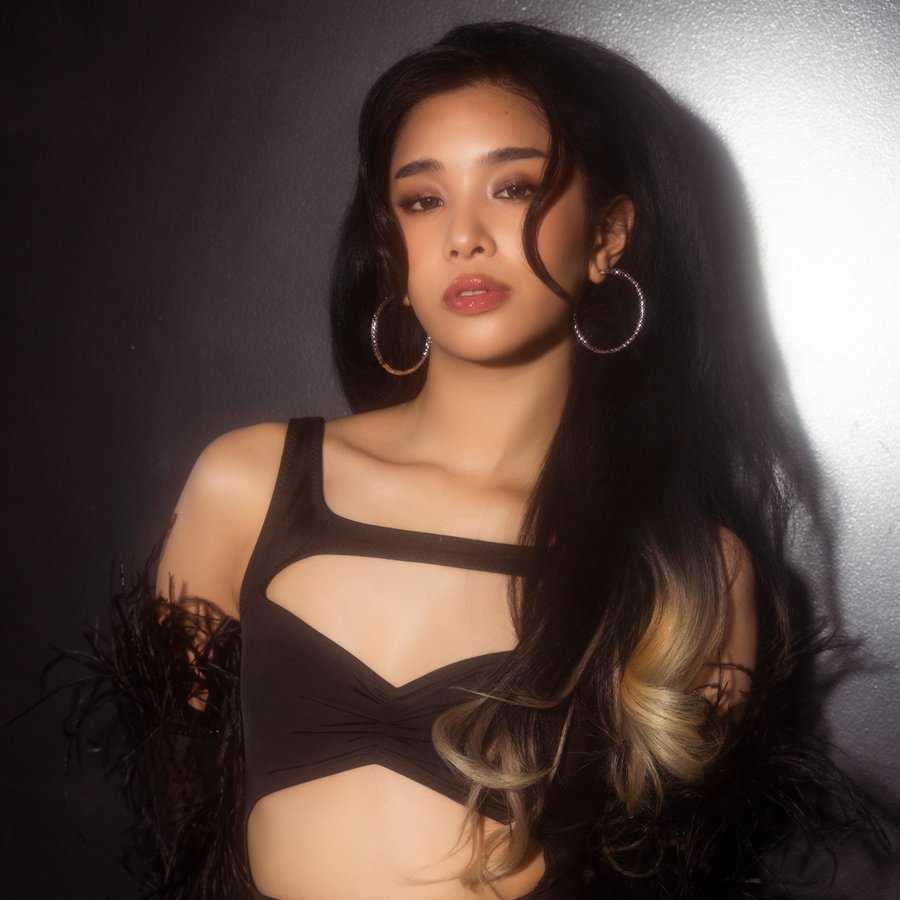 tracklist's tweet photo. 🚨 Sophia Laforteza anuncia que ficará temporariamente afastada das atividades do KATSEYE para cuidar de sua saúde mental.

“Vocês sabem o quanto eu amo estar no palco, me apresentar e compartilhar esses momentos com vocês. Tomar essa decisão não foi fácil, mas estou aprendendo que a saúde tem que vir em primeiro lugar. Estou percebendo que, se eu não cuidar da minha mente e do meu corpo agora, não serei capaz de continuar fazendo o que mais amo por muito tempo.”