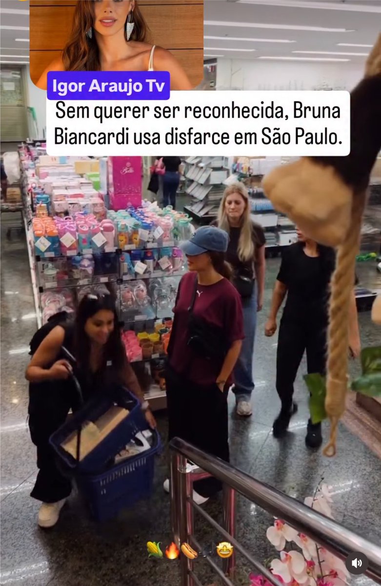bonecadretalho's tweet photo. Ela mandou FECHAR a loja para que ela pudesse fazer compra! Ela realmente acredita que é uma das maiores celebridades desse País! Deixe aqui sua risada! Kkkkkkk https://t.co/BlXk7o9hX1