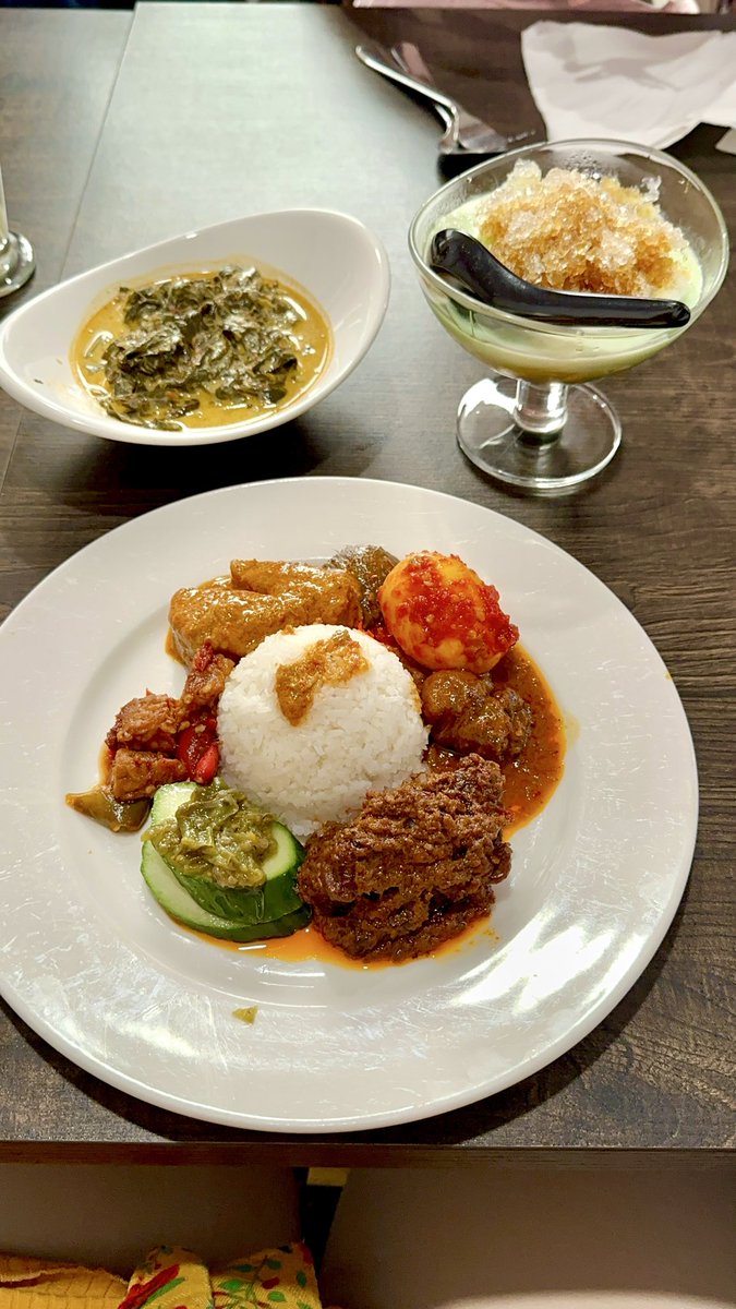 Denald's tweet photo. Di Belanda kok dibilang ga ada Batagor. Daun kelor, kembang turi aja lengkap. Siomay bisa bikin sendiri. 
Orang2 Indonesia di Eropa klo nyari masakan padang, langsung naik pesawat / mobil cusss ngeng ke Belanda.

Semua ada di Belanda. Lengkap. Ga usah khawatir makanan Indonesia. https://t.co/bcsudIEm55