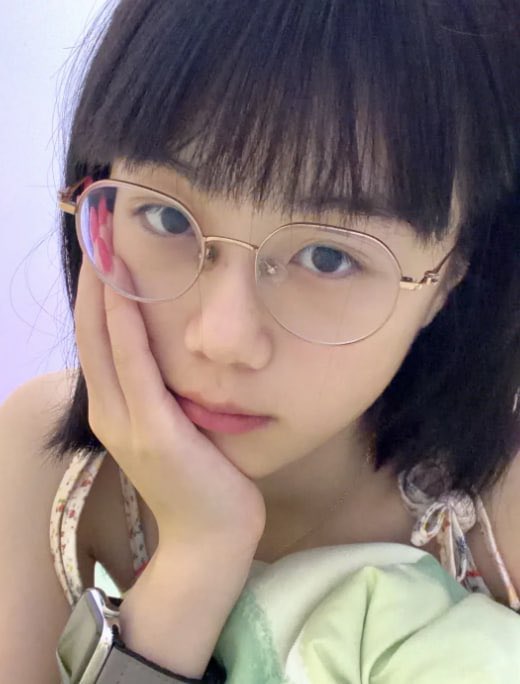 qoo0u's tweet photo. 像我这样不漂亮还带眼镜的女生，会有人喜欢和我聊天交朋友的吗？#女大 https://t.co/qGH1egMkWI