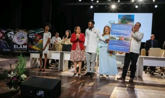 GlenysMabe29198's tweet photo. El Dr. Jaime Paulino Uamusse, ciudadano mozambiqueño, egresado de la Escuela Latinoamericana de Medicina como “Graduado Integral”, y uno de los miembros de la Brigada de Salud “Samora Machel”. #CubaCoopera https://t.co/8pqZSPxXxW